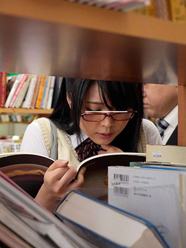 Gallery image for 女子校生圖書館痴漢 在圖書館看著情色美術書籍的眼鏡女子實際上有感覺到光碰屁股就腳部顫抖濕透了！