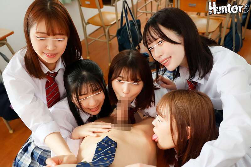 Gallery image for 99%女性率！超短裙及膝高女學園絕對面積Panchira每天完全勃起！從早上開始，上課時，休息時間，放學後......總是捲起來！